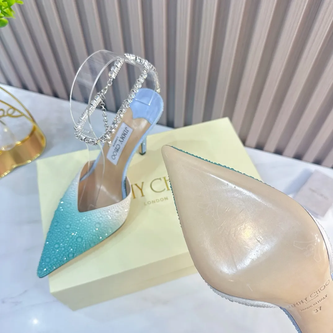 👟👟Ex-factory price 720👟👟 JIMMY CHOO (Jimmy CHOO) 💝💝💝 is a very comprehensive and noble fashion lifestyle brand. It has a series of women's high-heeled, medium-heeled, flat-heeled sandals with the same strap from major fashion bloggers and celebrities in Hong Kong and the United States.  The Australian pointed toe, round toe and square toe series are simply beautiful. Fall in love with elegance and playful sense of the future. Just by looking at them, you want to own them immediately, but you can really think about a pair of exquisite high heels~~~~~~~~~~~~~~~~~ 💝This series is specially designed for extraordinary and indifferent ladies, thus creating a unique overall effect, Jimmy Choo Design products that inspire women to move forward and show their charm💝💝💝 1⃣️Material: Imported silk hot diamond 2⃣️Inner: Imported Italian lambskin, super soft and delicate 3⃣️Outsole: Imported Italian original original color genuine leather outsole Heel height 10.cm (8.5/6.5cm can be made) 4⃣️Code number: 35-39 (34.40.41.42 customized)